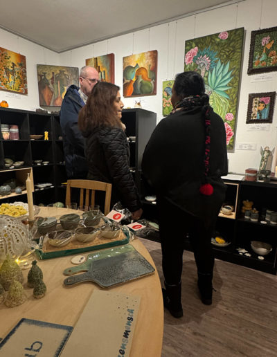 Urpi im Gespräch mit AusstellungsbesucherInnen