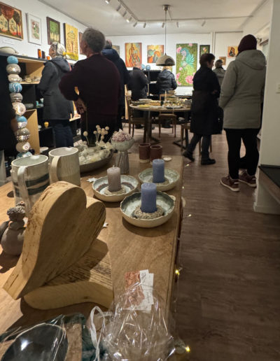 Vernissagebesucherinnen und -besucher